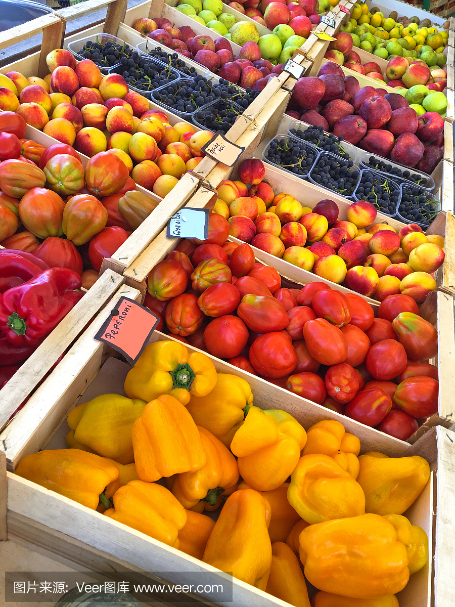 意大利农贸市场提供各种新鲜的自家种植的水果、蔬菜